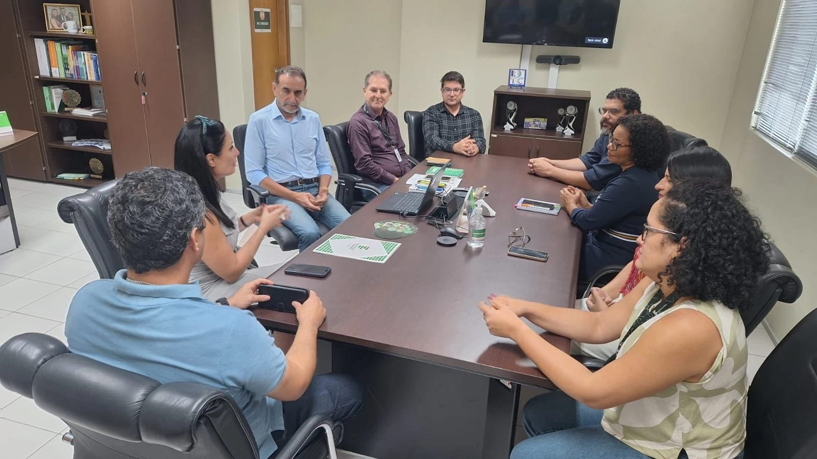 Equipes do Instituto Panapaná e do IFAL reunidas numa sala de reunião durante a assinatura da parceria do Alagoas Tech, em Maceió (AL), 2024