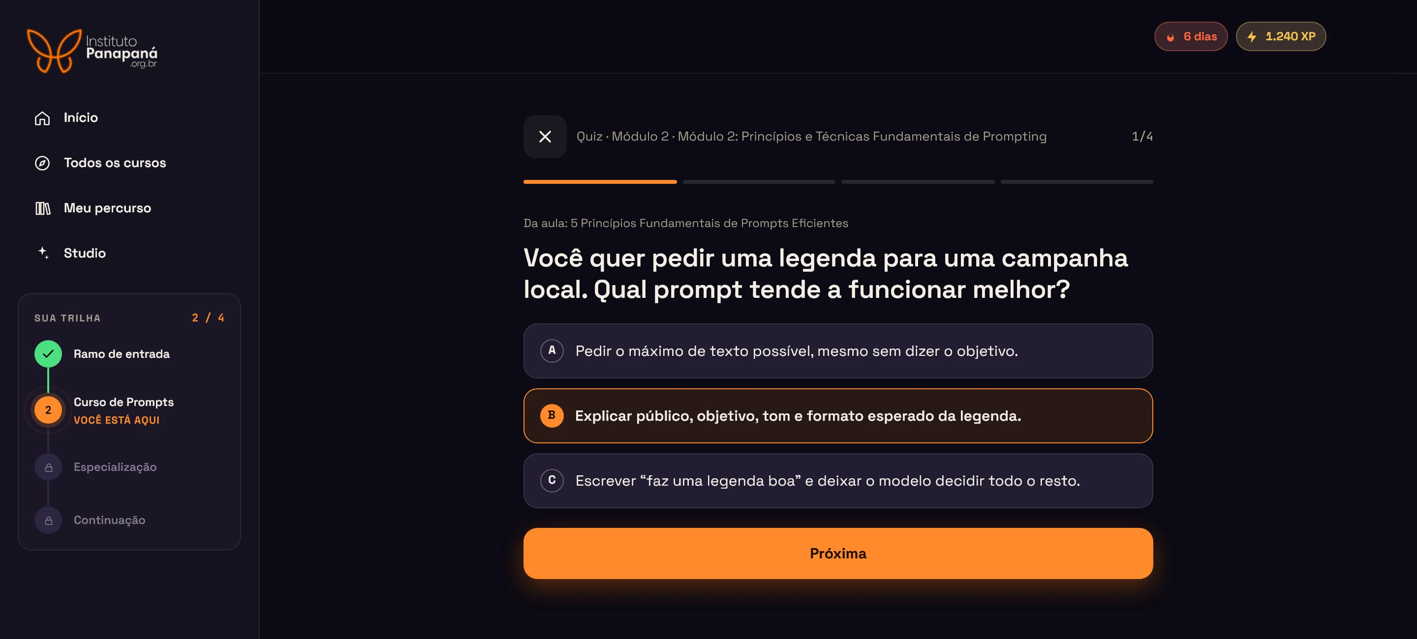 Quiz do Curso de Prompts na plataforma de cursos: a pergunta “Você quer pedir uma legenda para uma campanha local. Qual prompt tende a funcionar melhor?” e três respostas, com a opção que explica público, objetivo, tom e formato selecionada